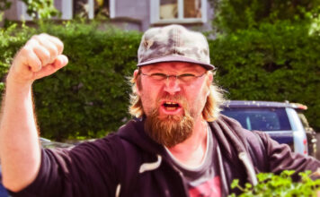 Ein Mann hat Ärger und ist wütend