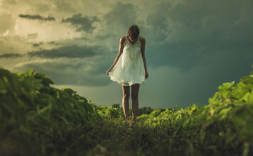 Der Traum von ewiger Jugend: eine junge Frau im Grünen