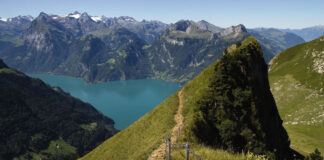 Höhenweg für Gradwanderung in der Bergwelt Stoos in der Zentralschweiz