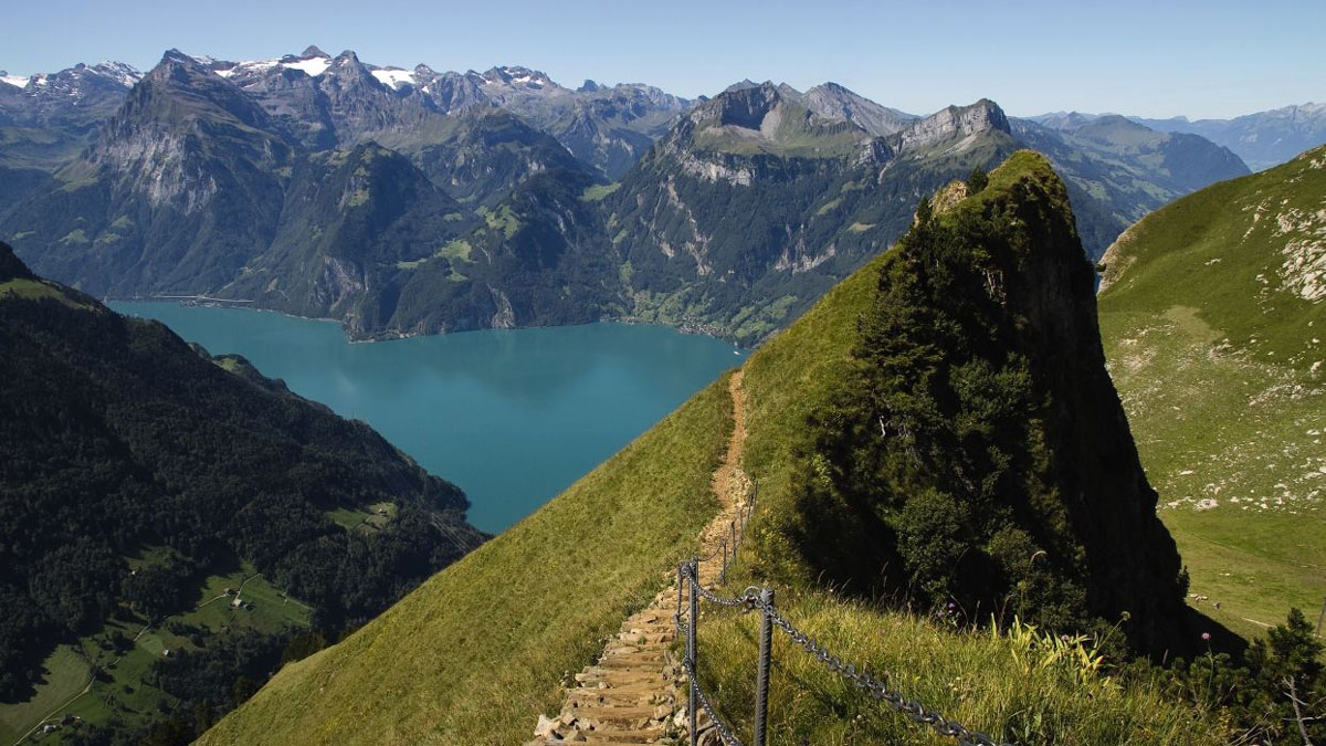 Höhenweg für Gradwanderung in der Bergwelt Stoos in der Zentralschweiz