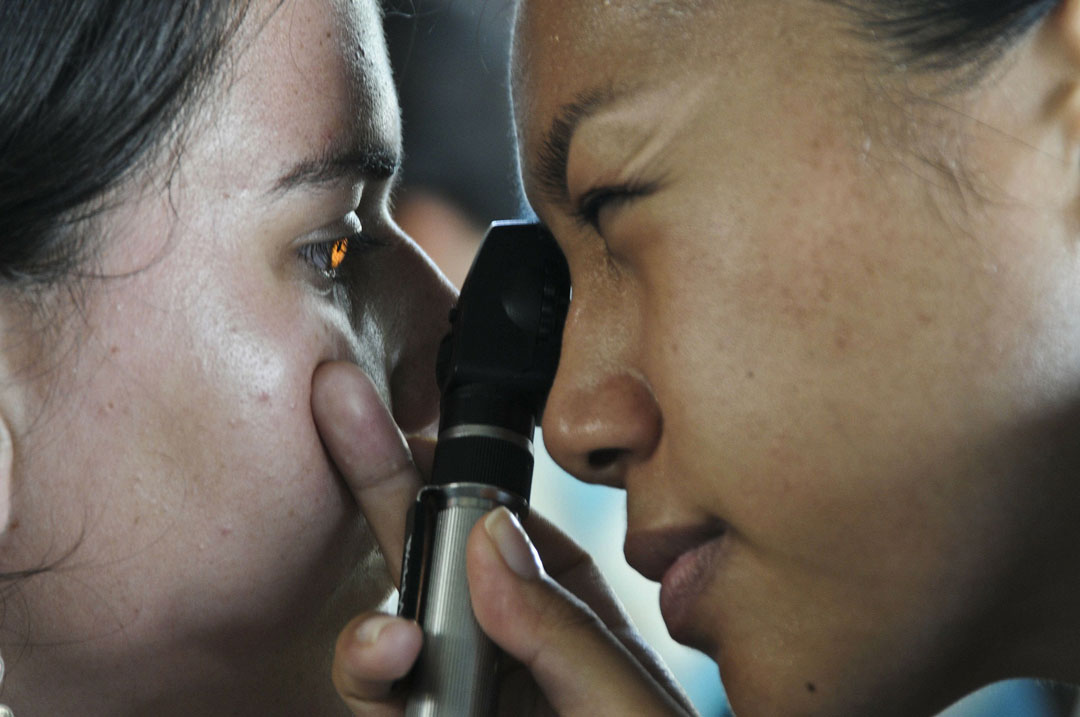 Augenärztin untersucht trockene Augen