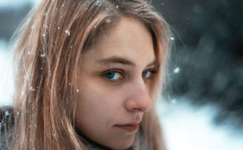 Wie Sie trockene Haut im Winter vermeiden und sich davor schützen Nicht nur Kinder, auch ältere Menschen leiden besonders unter trockener Haut. Denn je älter wir werden, desto weniger kann unsere Haut die Feuchtigkeit halten. Die Folgen sind: unangenehmes Spannen, Juckreiz und raue Stellen.