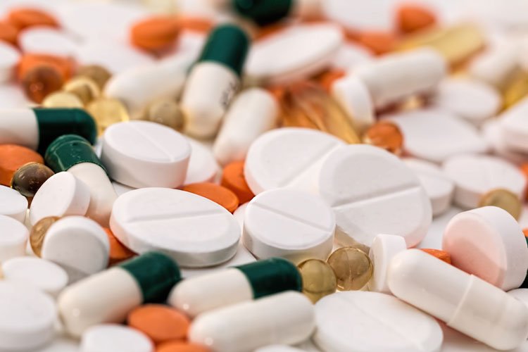 Bild mit vielen, verschiedenen Tabletten: mit Tabletten gegen Übergewicht