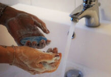 Eine Frau wäscht ihre Hände gründlich mit Seife.
