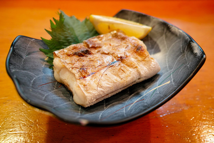Basisches Fischgericht auf einem Teller