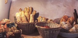 Brotauslage in Bäckerei