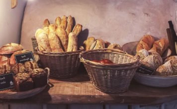 Ist jetzt Brot gesund oder ungesund – worauf sollte man achten? Brotauslage in Bäckerei
