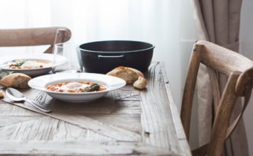 Suppe auf dem Küchenstisch