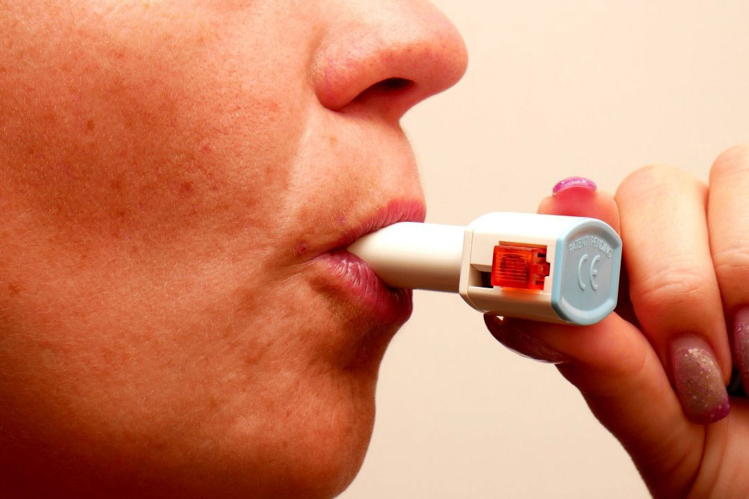 Asthma-Gerät im Mund