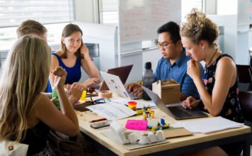 Teambesprechung am Tisch im Büro