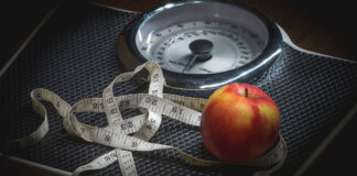 Messband, Waage und ein Apfel - wie der Stoffwechsel das Gewicht beeinflusst