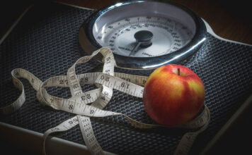 Was der Stoffwechsel mit meinem Gewicht zu tun hat Messband, Waage und ein Apfel - wie der Stoffwechsel das Gewicht beeinflusst