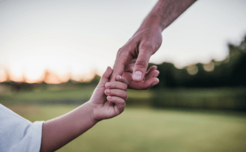 Hilfe beim Abnehmen: Kann mich mein soziales Umfeld dabei unterstützen? An die Hand nehmen ist eine Hilfe beim Abnehmen