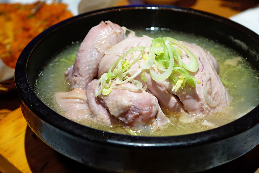 Hühnersuppe mit ganzem Huhn