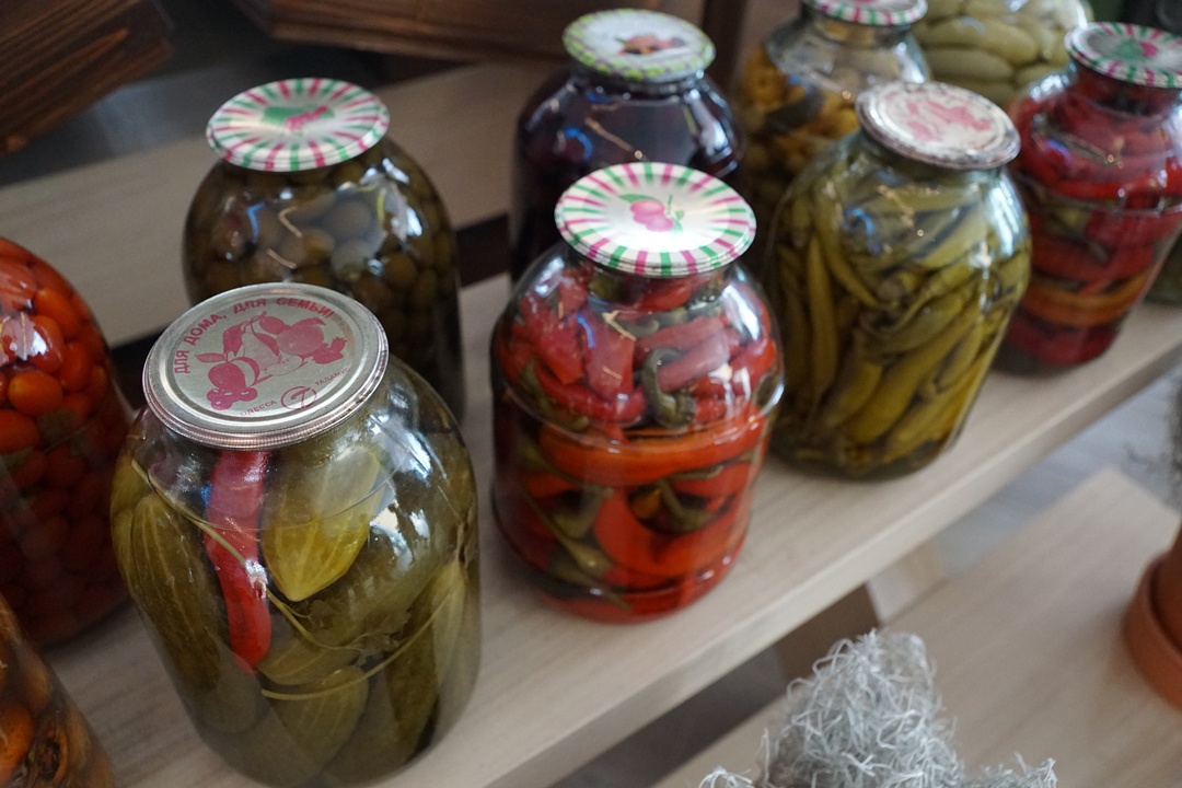 Verschiedene Einmachgläser mit Gemüse zum Vorkochen