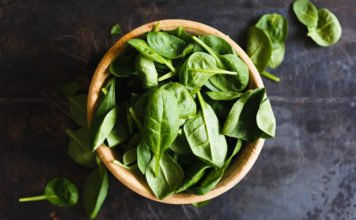 Frischer Spinat hat Mitte März Saison