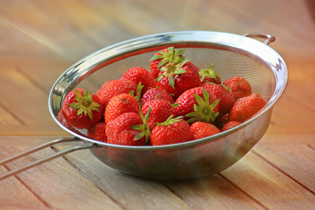 Gartenfrische Erdbeeren in einem Sieb
