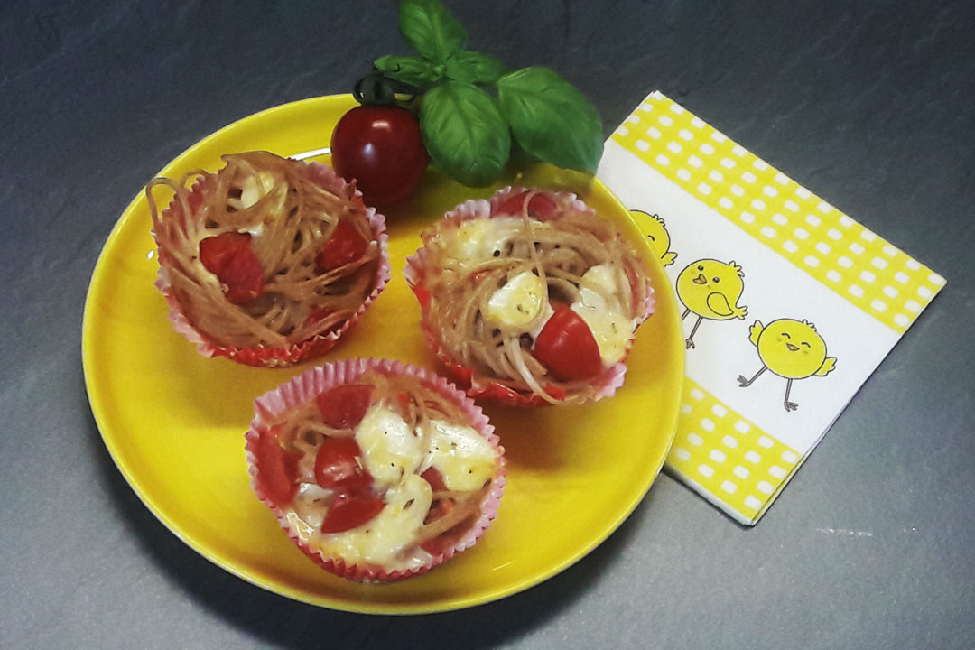 Spaghetti-Moffins mit Tomaten, Mozarella und Ei