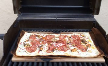 Backen auf dem Grill: Abwechslung, die sich schmecken lassen kann Flammkuchen backen auf dem Grill.