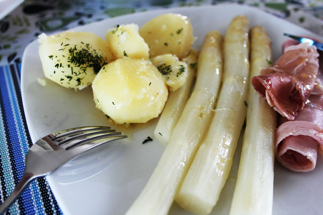 Spargel mit Kartoffeln und Räucherschinken.