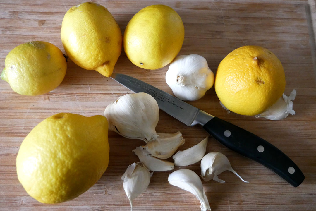 Die Zutaten für Großmutters Rezept sind Zitronen und Knoblauch.