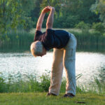 Ein Mann macht im Freien Übungen für einen starken Rücken