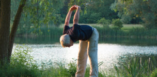 Ein Mann macht im Freien Übungen für einen starken Rücken
