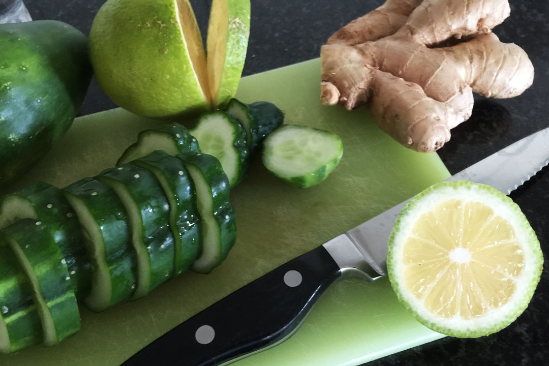 Zutaten für erfrischendes Sommergetränk mit Gurken