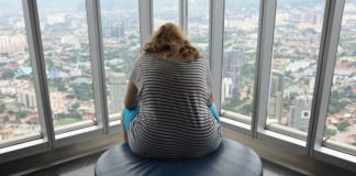 Übergewichtige Frau denkt über die Motivation des Abnehmens nach