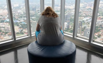 Motivation zum Abnehmen? Nutzen Sie die Kraft der Bilder! Übergewichtige Frau denkt über die Motivation des Abnehmens nach