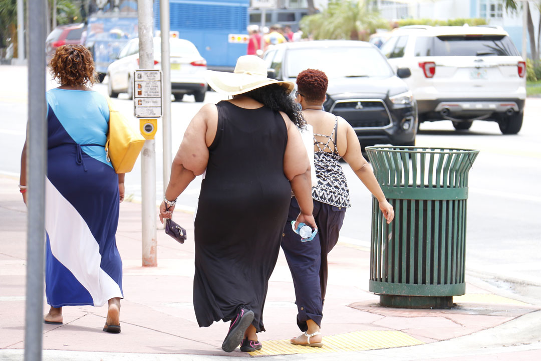Übergewichtige Frauen auf der Strasse