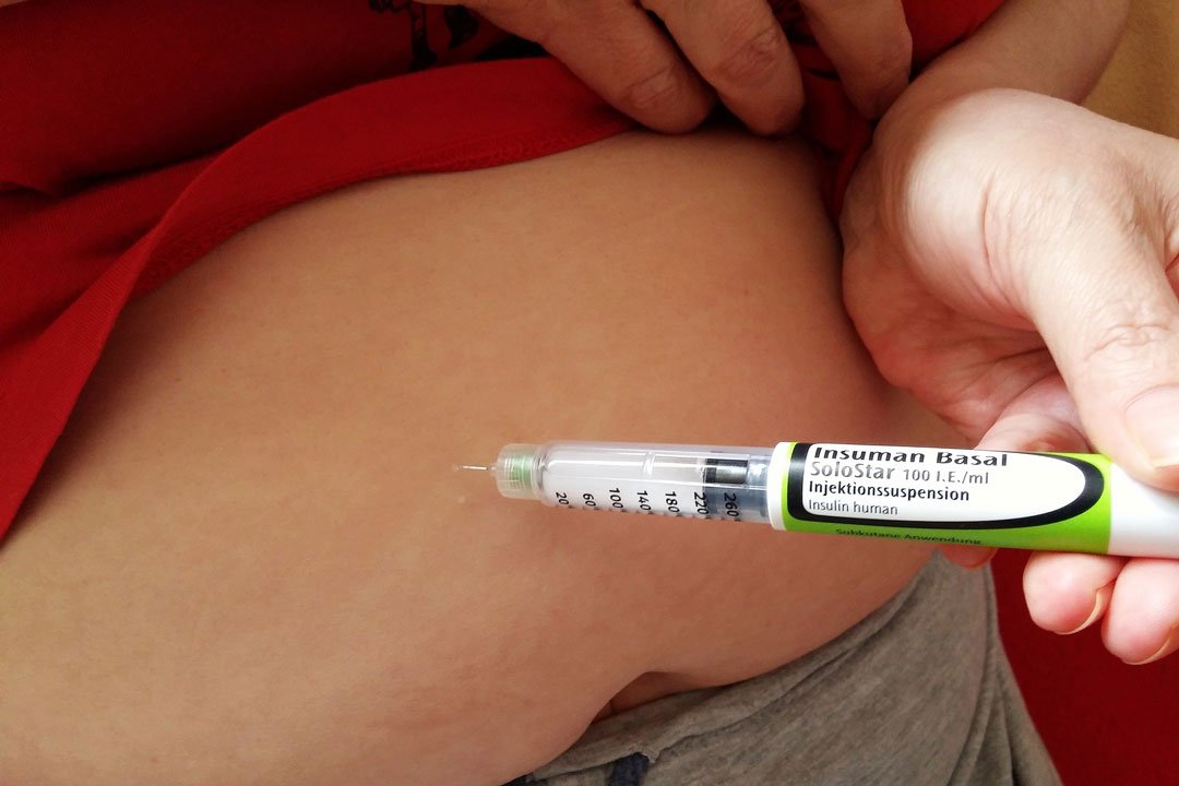 Ein Diabetiker spritz Insulin am Bauch