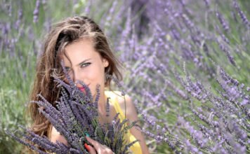 Junge Frau hält ein Bund Lavendel in der Hand