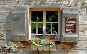 Regionale Produkte direkt vom Bauernhof gehen digital Front eines Hofladens mit regionalen Produkten vom Bauernhof