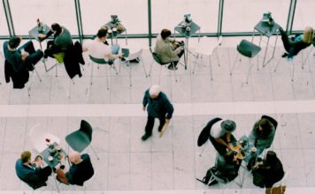 Menschen netzwerken in einem grossen Raum