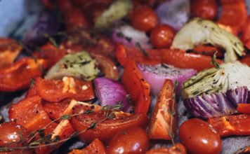 Gemüse-Antipasti aus dem Ofen sind schnell und kinderleicht zubereitet Antipasti auf einem Blech im Ofen