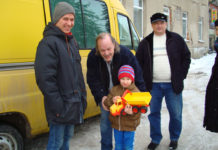 Ein Kind aus der Ukraine bekommt ein Spielzeug geschenkt