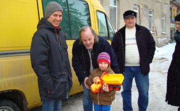 Ein Kind aus der Ukraine bekommt ein Spielzeug geschenkt