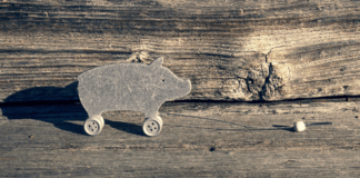 Das Glücksschwein auf Räder symbolisiert, das Leben ist kein Ponyhof