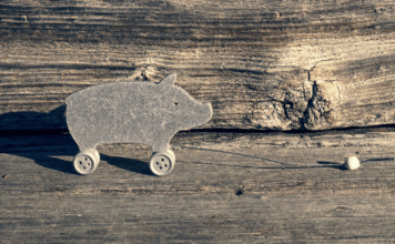 Das Glücksschwein auf Räder symbolisiert, das Leben ist kein Ponyhof