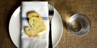 Ein Stück Brot auf dem Teller als Symbol von Fasten