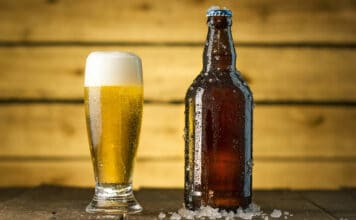 Alkoholfreies Bier auf dem Tisch liegt im Trend
