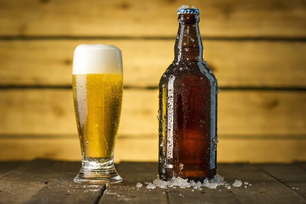 Alkoholfreies Bier auf dem Tisch liegt im Trend