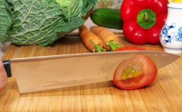 Mit scharfem Messer Tomate schneiden