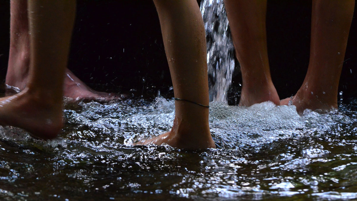 im kalten Wasser planschen hilft gegen geschwollene Hände und Füße