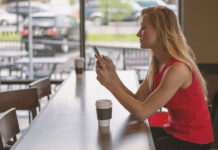 Eine junge Frau nutzt das Smartphone für den Messenger