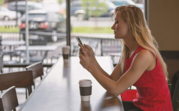 Eine junge Frau nutzt das Smartphone für den Messenger