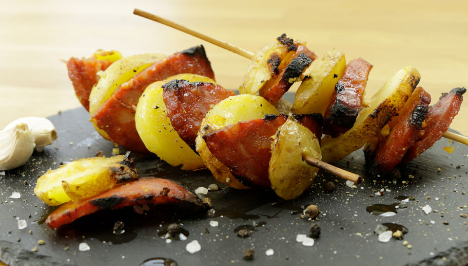 Kartoffelspieße mit Chorizo auf einem Schieferteller