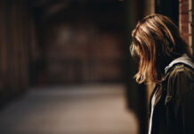 Stress oder Depression: Wie erkenne ich das bei der jungen Frau?