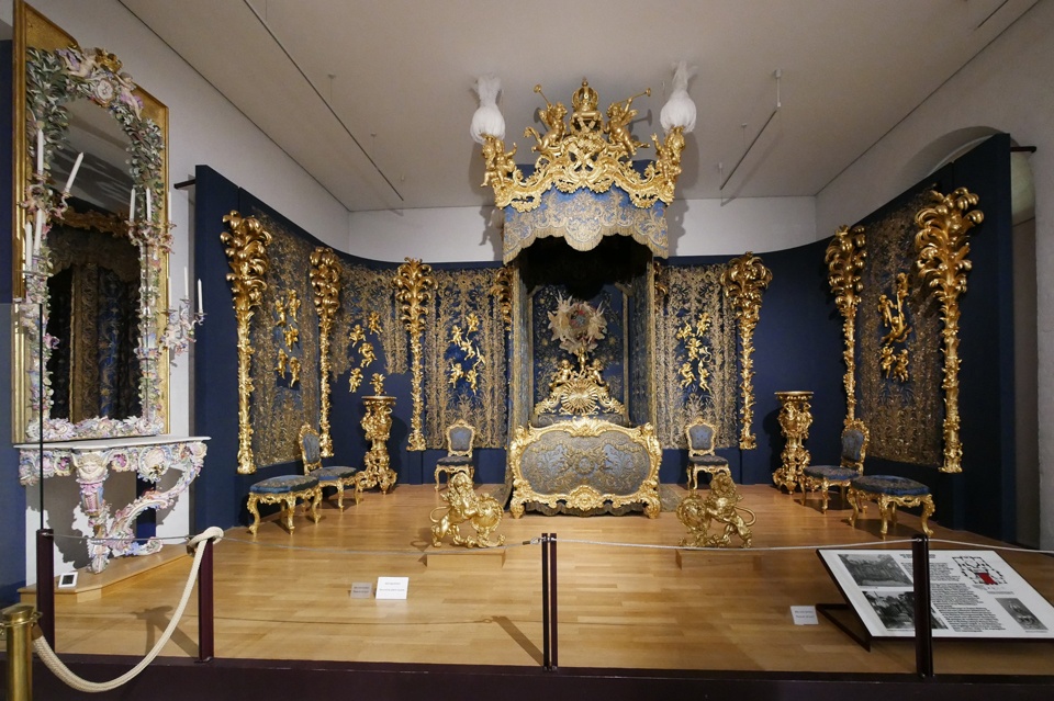 Blick auf die goldene Pracht im Neuen Schloss von König Ludwig